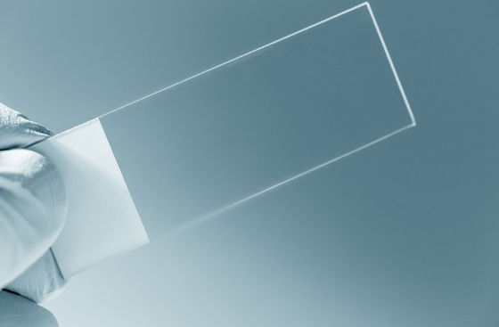 Ультрабелые стеклянные базовые листы - необходимая основа для предметных стекол микроскопов. Стандартный размер 1300*1100 мм